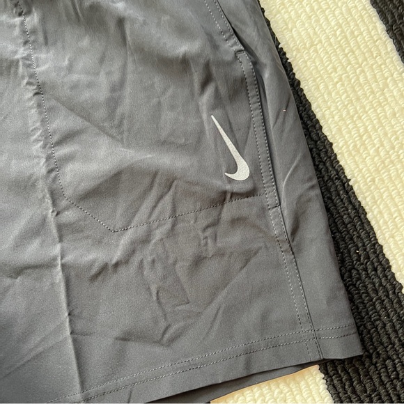 Nike Men's Black Training Athletic Shorts NWT - Picture 2 of 7